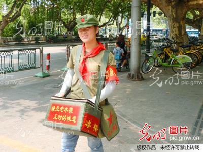 南京:怀旧造型卖冰棒,夏日街头新景观(