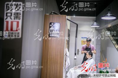 浙江绍兴:不办卡不推销 10元快剪理发店走俏