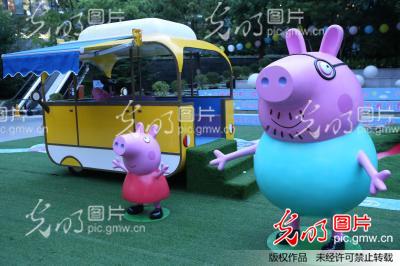 小猪佩奇夏日游乐园主题展在上海揭幕_新闻