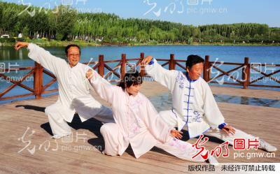 甘肃张掖:水天一色秀太极