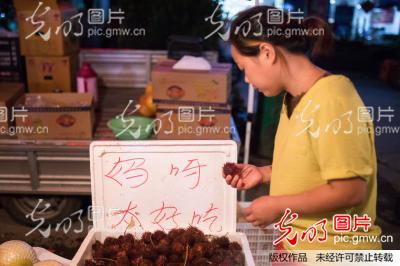 杭州:小伙随手写吸睛广告 生意好过同类摊位