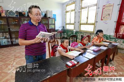 四川遂宁:夫妻教师坚守穷乡村34载 为了山里娃