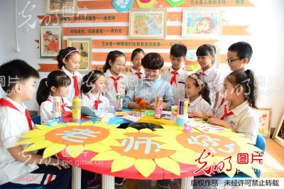 河北邯郸:自制贺卡喜迎教师节_新闻