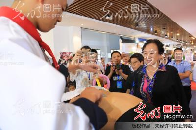 保定虎振技校雕刻和绝活脊背切土豆丝亮相保定