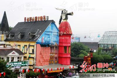 重庆一景区现巨型 灭火器 游客调侃:太安全