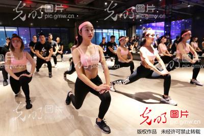 襄阳湖北教练美女陪马拉松跑友v教练_光明图片热美女粉色舞图片