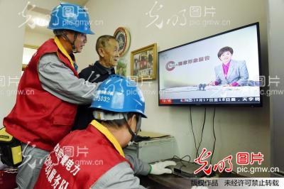 安徽铜陵:供电志愿者上门为敬老院老人服务(