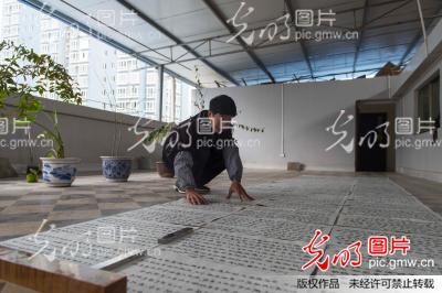 贵州仁怀:老党员雷钟用毛笔书法抄写党的十九