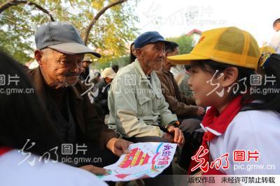 山东:小学生走进敬老院给爷爷说说十九大_新闻