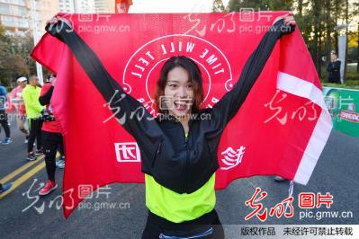 2017青岛国际马拉松赛开跑(1/9)_cninr 2017青岛国际马拉松赛开跑_新闻--体育_ 光明图片