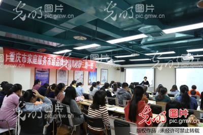 重庆:护理专业大学生周末忙充电(1/4)图片
