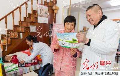 安徽铜陵:家庭医生一对一上门服务(