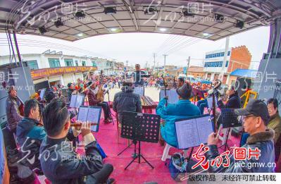 江苏泗洪:农民艺人登央视 自费宣传十九大_新