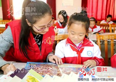 山东东营:党员志愿者爱心捐图书_新闻