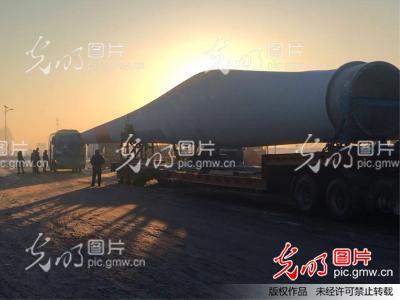 吉林市一大客车撞上了风力发电扇叶,扇叶已插