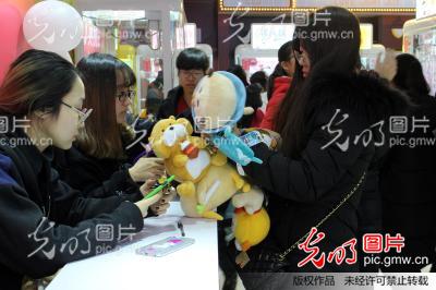 北京:三里屯网红娃娃机店 全是正版公仔(