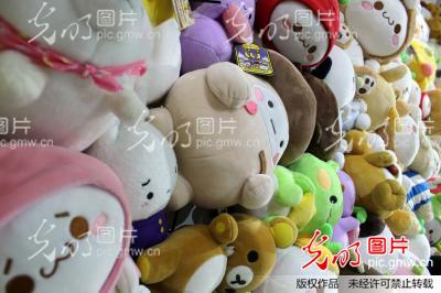 北京:三里屯网红娃娃机店 全是正版公仔(