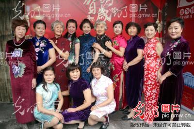 苏州:寒冬上演旗袍秀_ 光明图片