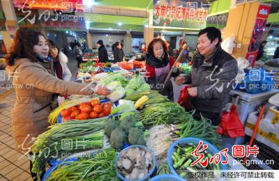 安徽安庆:应对低温雨雪天气 市民的菜篮子供应