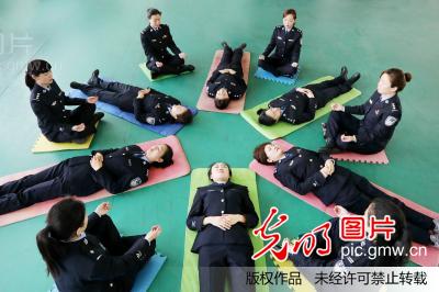 安徽淮北:女警心理减压游戏迎三八(