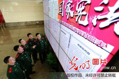 江苏边防组织官兵迅速学习领会宪法修正案内容