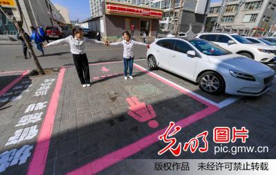 呼和浩特街头现加大号女士停车位 粉色标线萌