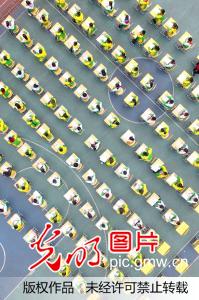 湖南湘西:千名学生同书雷锋语录(