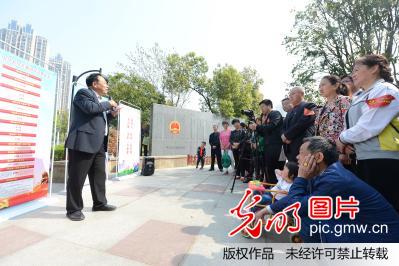 安徽合肥:宪法广场上,老党员为社区居民解读新