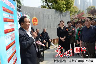 安徽合肥:宪法广场上,老党员为社区居民解读新