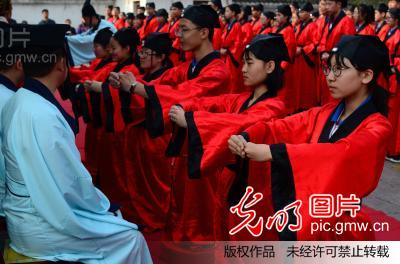 山东曲阜:660名学生行拜师礼 感受传统文化(