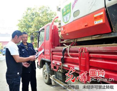 河南省汝南县: 发放跨区作业证 万辆农机将出征