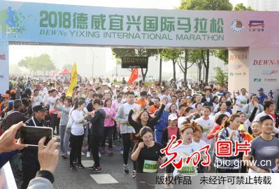江苏宜兴举办首届国际马拉松比赛(