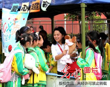 贵州省毕节梁才学校校园义卖献爱心(