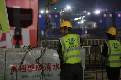 潍坊高铁北站:夜幕下施工战犹酣(