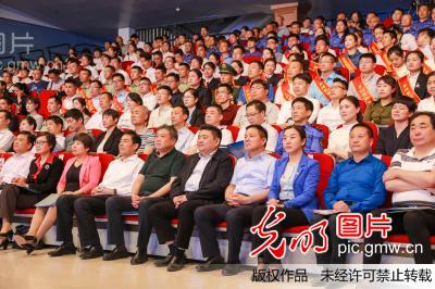 安徽阜阳:纪念五四运动 表彰优秀青年(