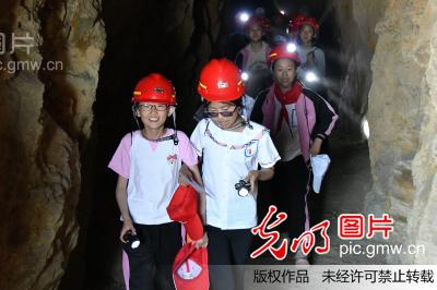 山东烟台小学生模拟重走长征路(