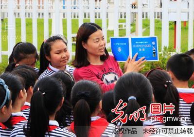 江西南康:学生走进气象局学习防灾知识(