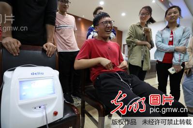 江苏镇江:大学生体验分娩阵痛感恩母亲(