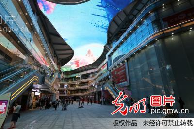 郑州:1100㎡超大LED天幕抖音走红 大批网友前