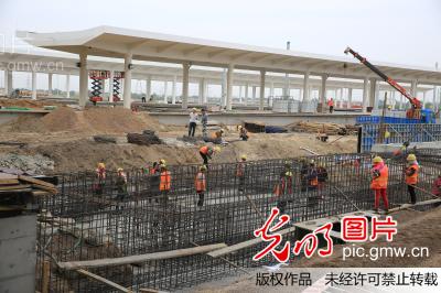 山东潍坊高铁北站:南站房屋面钢桁架吊装完成