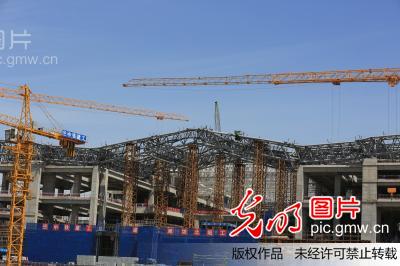 山东潍坊高铁北站:南站房屋面钢桁架吊装完成