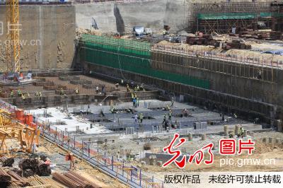 山东潍坊高铁北站:南站房屋面钢桁架吊装完成