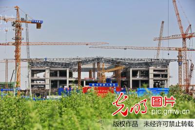 山东潍坊高铁北站:南站房屋面钢桁架吊装完成