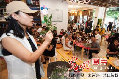 合肥市瑶海区七里站街道恒通社区“亲子插花”开启美丽一夏