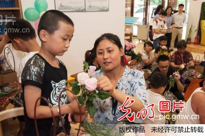 合肥市瑶海区七里站街道恒通社区“亲子插花”开启美丽一夏