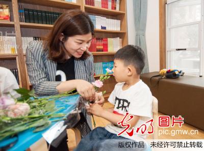 合肥市瑶海区七里站街道恒通社区“亲子插花”开启美丽一夏