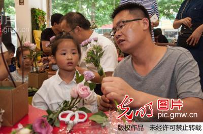 合肥市瑶海区七里站街道恒通社区“亲子插花”开启美丽一夏