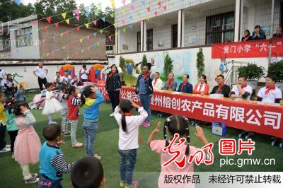 贵州:英国老师陪大山里学生过六一儿童节(