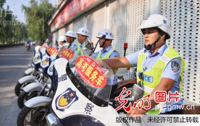 2018年全国高考拉开大幕山东枣庄交警为高考