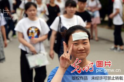 安徽亳州:2018年高考结束 考生轻松走出考场(